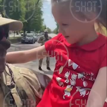 Девочка и русский боец в Херсонской области