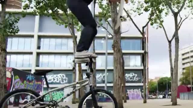 Jovem faz acrobacias fantásticas com a sua bicicleta nas ruas de Barcelona