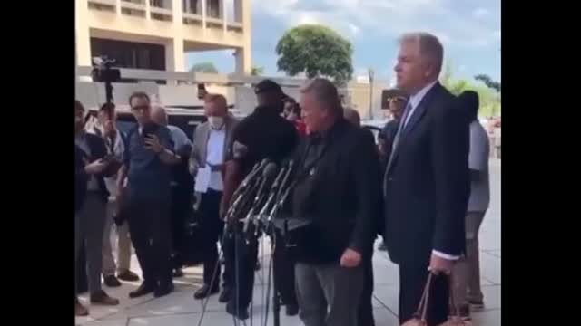 STEVE BANNON WENT FULL IRISH OUTSIDE THE COURTHOUSE TODAY AND TORCHED EVERYBODY!