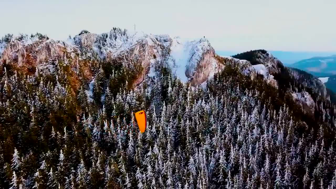 Vuelo con drone capta un paseo en parapente