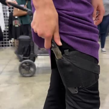 🤯What’s She Carrying. #edc #reels #everydaycarry #viral #shorts #reel #short #youtubeshorts