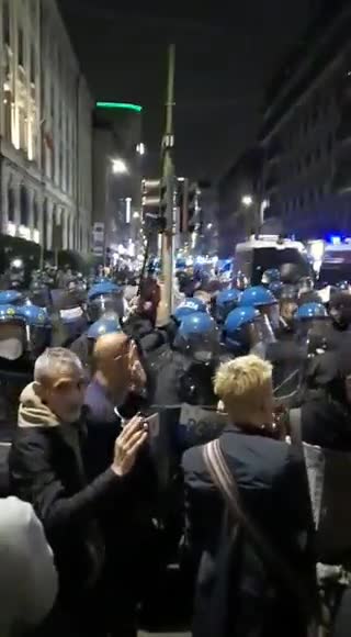 Italy: Protests erupt against vaccine mandates (October 9, 2021)