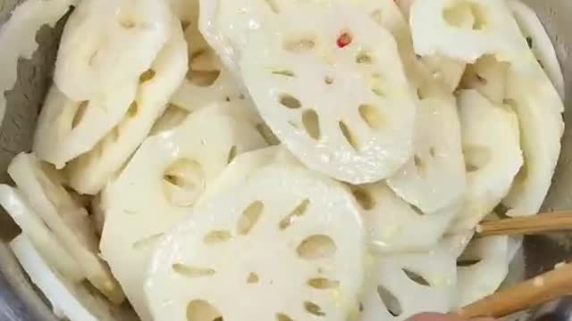 How to cool lotus root with ginger juice