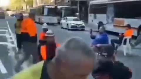 Trabajadores australianos que se les prohíbe entrar a un restaurante comen en la calle.