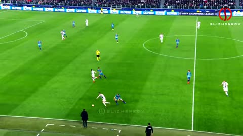 Ronaldinho vs Cristiano Ronaldo splendid dribbling skills and goals
