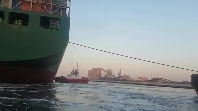 Cargo Ship Uses Propeller and Washes Away Another Boat