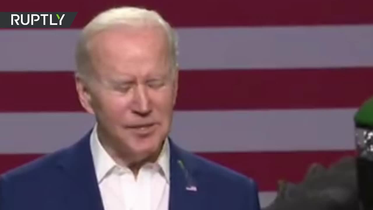 Un uccello mostra a Biden cos'è veramente il Made in USA.Il presidente USA ha ricevuto una "benedizione" celeste da un uccello in volo,la sua cacca e che era un segno per dirgli che andranno tutti nello stagno di fuoco e zolfo.