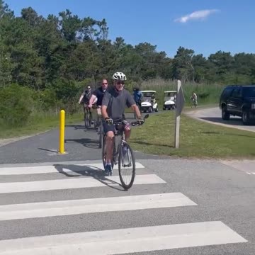 Biden falls of bike. Biden cade dalla bicicletta.