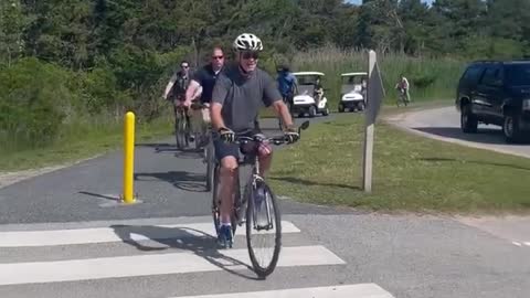 Biden falls of bike. Biden cade dalla bicicletta.