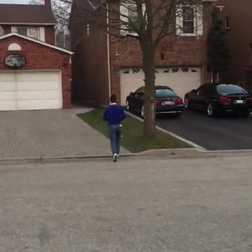 Tipo intenta volar un drone, pierde completamente el control