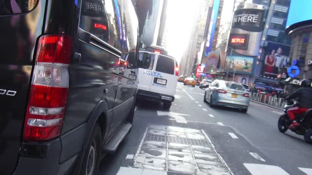 2022 0119 305 pm Times Square NYPD