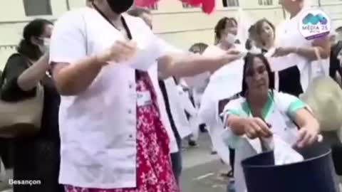 Caregivers in France rip up their diplomas!