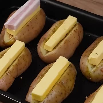 My grandma taught me how to cook potatoes in a simple way and they are delicious in the oven.