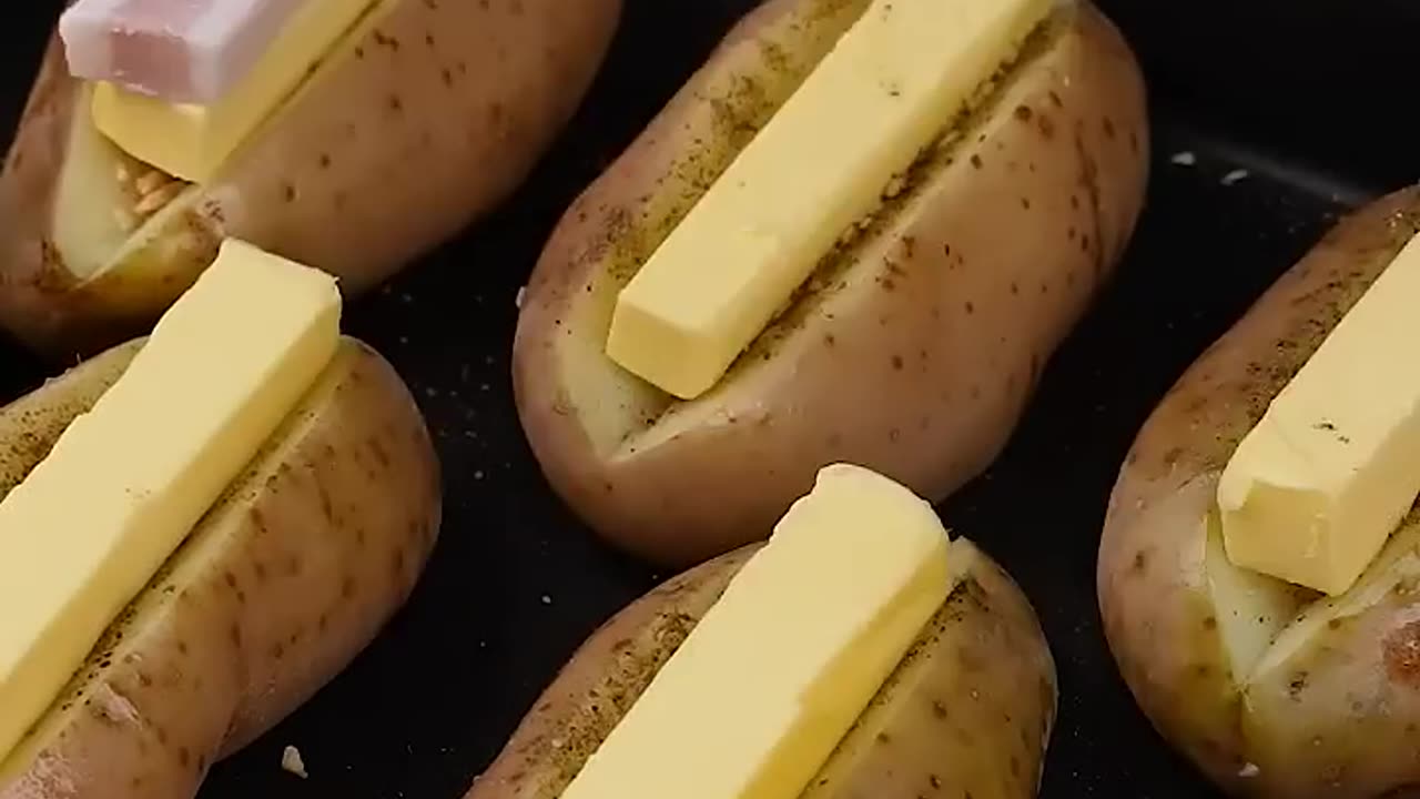 My grandma taught me how to cook potatoes in a simple way and they are delicious in the oven.