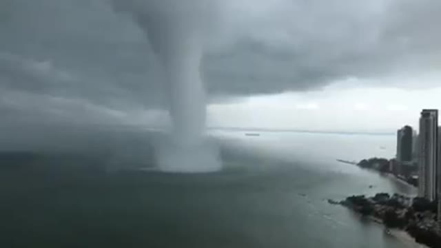 Tornado Menghantam semua rumah