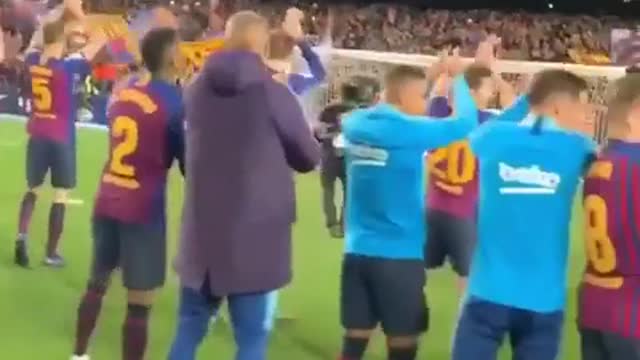 Barca salutes the crowd