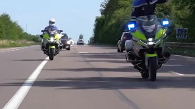 Moteurs allumés. Leur mission peut démarrer. 👮♂️🏍 #police