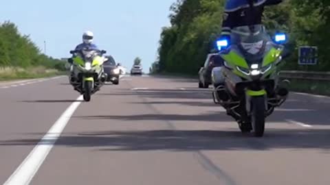 Moteurs allumés. Leur mission peut démarrer. 👮‍♂️🏍 #police