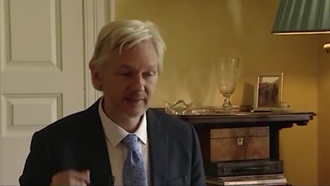 “令人感佩的吹哨者”_維基解密創辦人_朱利安 阿桑奇，多年來為了把_極權主義精英集團（DS、Cabal）在各國掀起戰爭、動亂的“真相”告知世界大眾，已經被關在“棺材般”的箱子裡四年了…