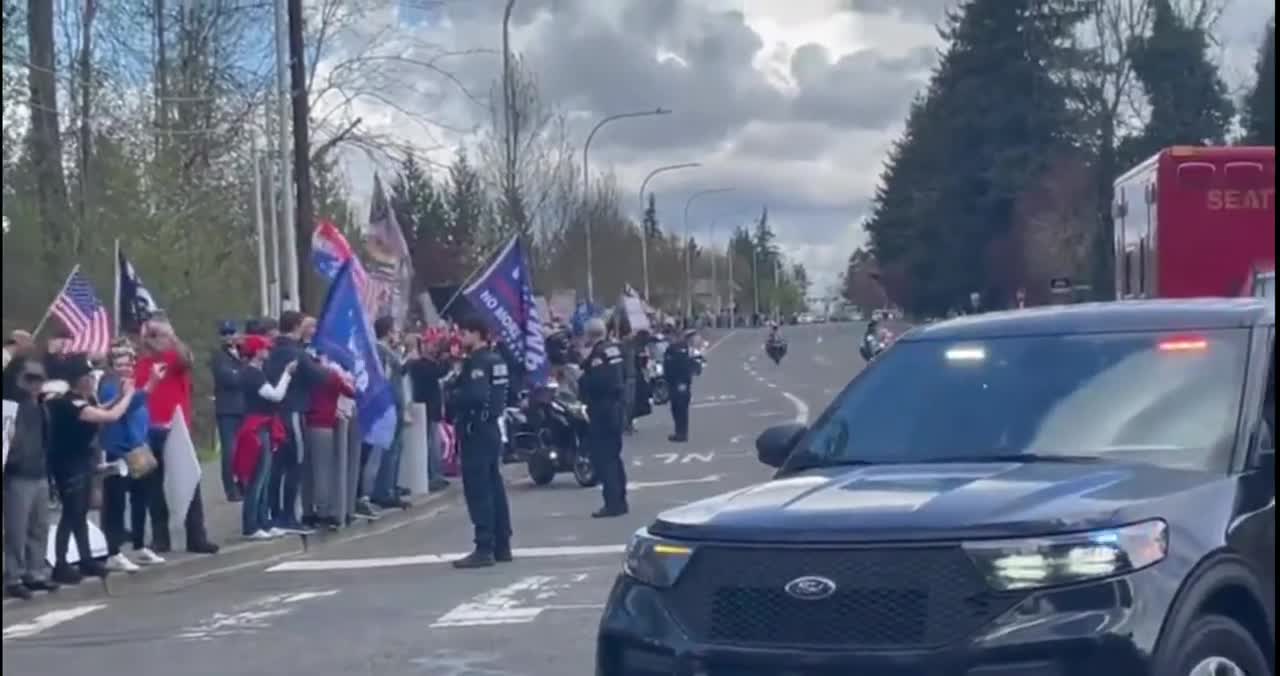 Trump Supporters Troll Biden as He Arrives at Seattle College