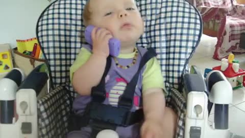 bébé au téléphone