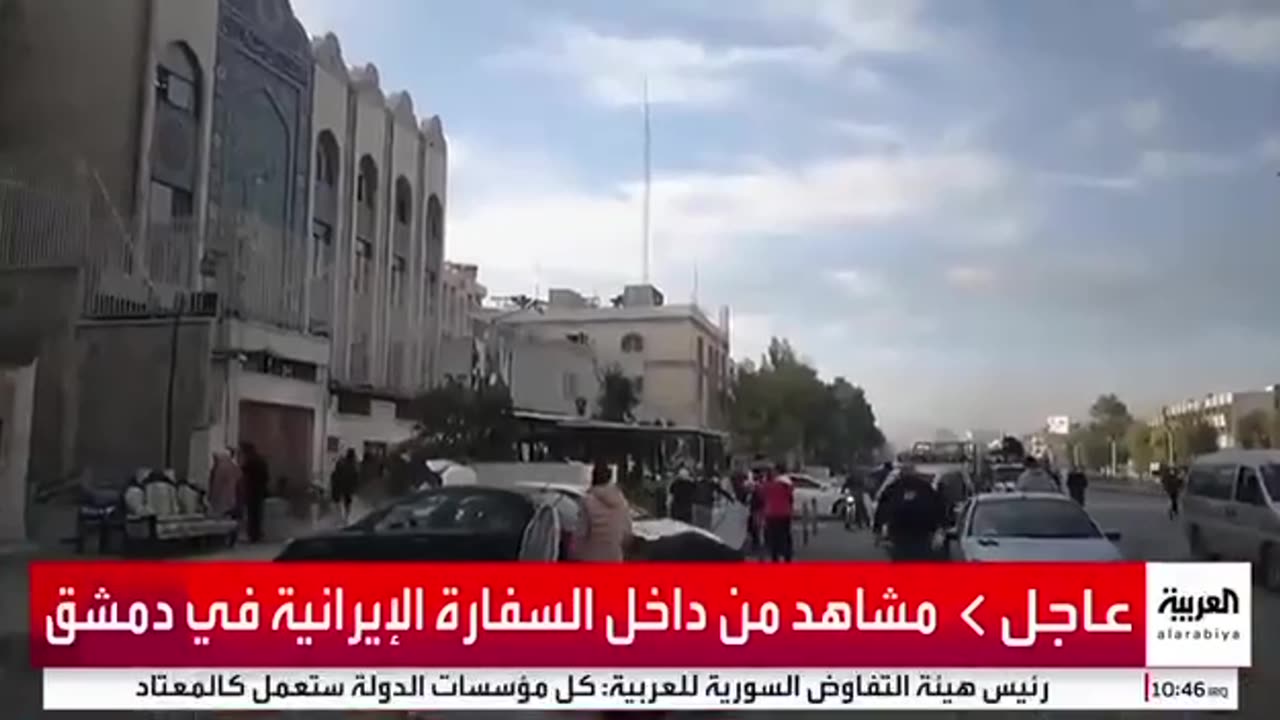 🇸🇾🇮🇷 Looters at Iranian Embassy in Syria. 🤔 Looting is thriving in Damascus,