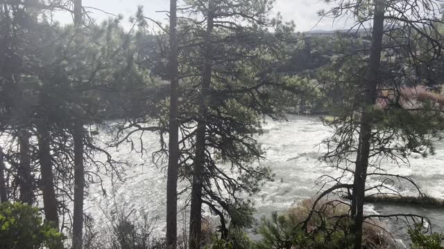 Overlooking the National Wild & Scenic Deschutes River – Central Oregon – 4K