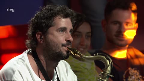 El solo de saxofón de Sergio Bezos