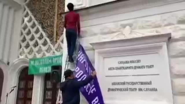 В эти минуты у драмтеатра оппозиция готовит сцену