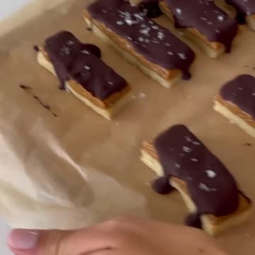 RAW SALTED CARAMEL SHORTBREAD BARS