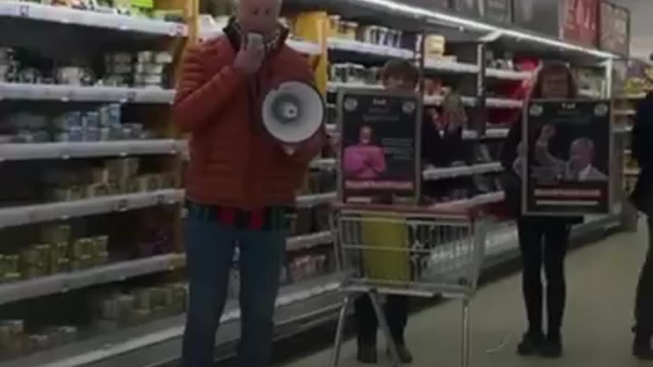 "لا تشتروا المنتجات الإسرائيلية".. بريطاني يناشد زبائن متجر مقاطعة منتجات الاحتلال #فيديو #حرب_غزة