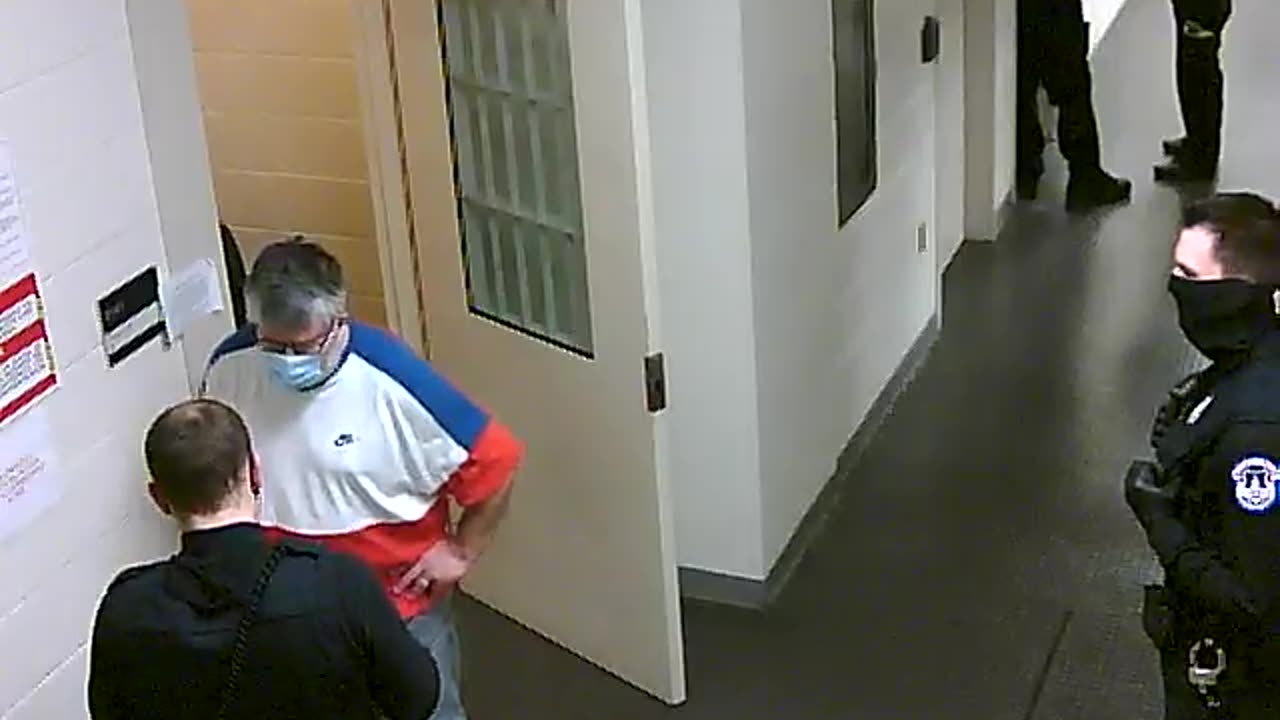1665HQOB02PrisonerProcessingCell_2021-01-06_18h00min01s710ms.mp4