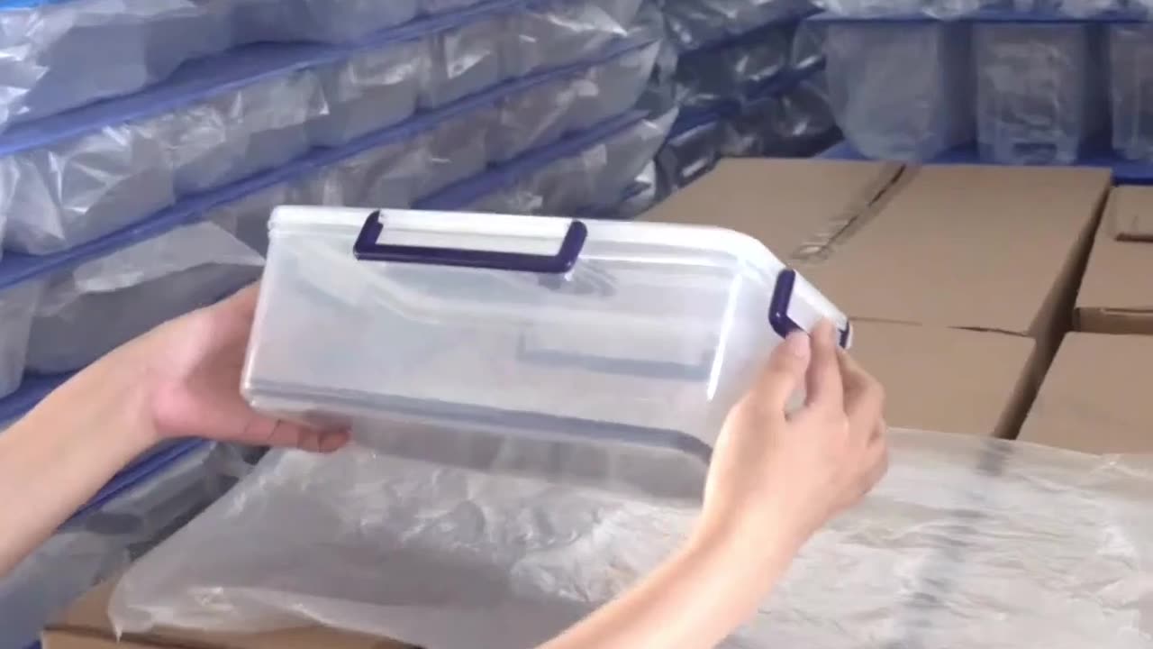 Food Storage Made Easy: Master the Art of Picking Up Plastic Boxes!