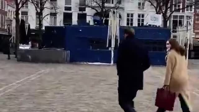 Hugo de Jonge wordt weer lastiggevallen door Karin