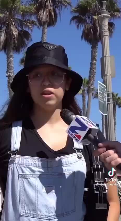 Looks Like a Lefty...but far from it.