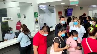 Largas filas en la Oficina de Pasaporte tras asignación manual