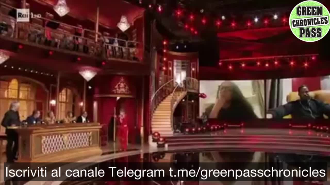 SELVAGGIA LUCARELLI LANCIA IL SUO "SPOT" DAL PALCO DI BALLANDO CON LE STELLE. 😂 😅 😂