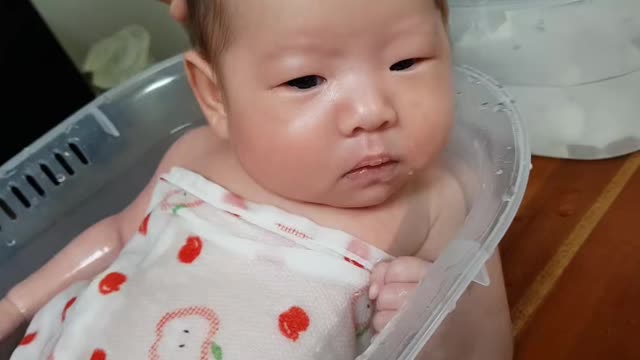 Baby newborn bath