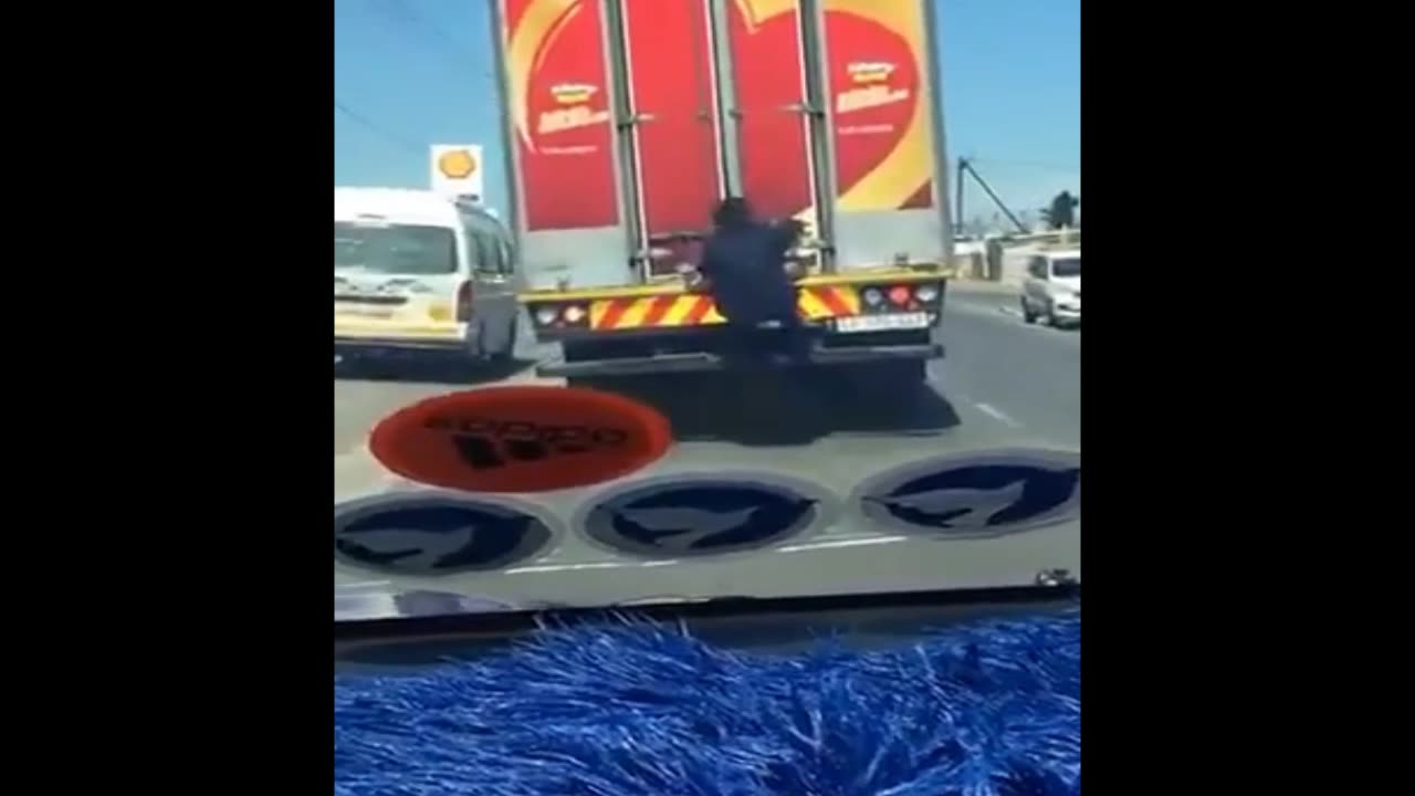 Thief Gets Robbed After Stealing From Moving Truck