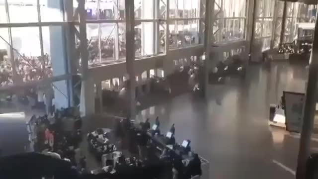 ❗️Afghans are raiding Kabul airport en masse.