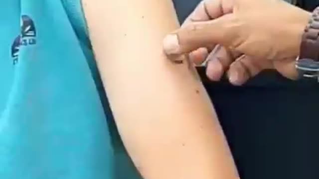 celular se pega a brazo