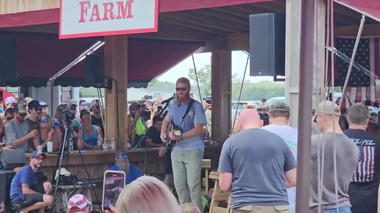 Oliver Anthony Performs His Song 'Rich Men North Of Richmond' In Front Of Huge Crowd