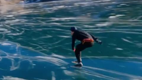 How cool is this! 💪⛸ Have you ever tried skating in a frozen lake? ❄️