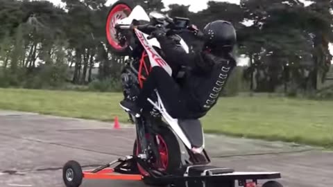 This is How Bikers Learn Wheelie