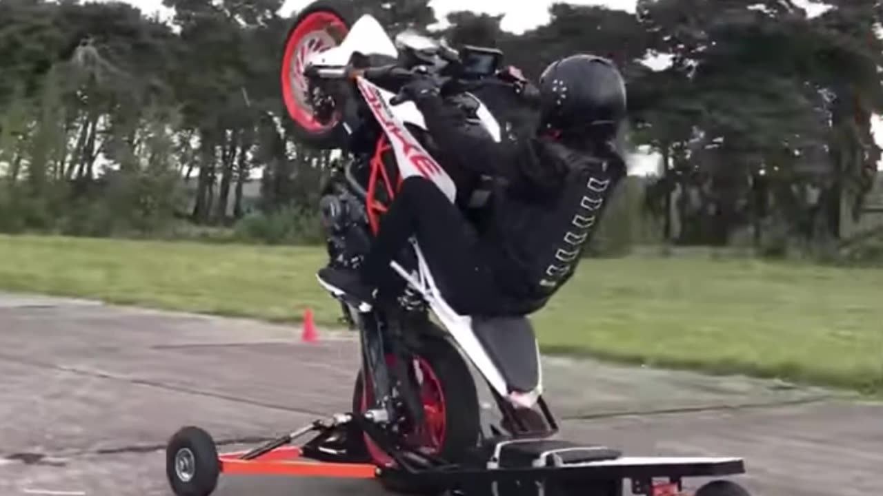 This is How Bikers Learn Wheelie