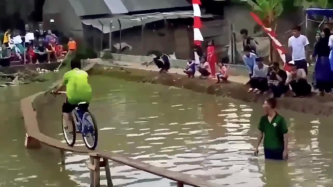 BICYCLE RACING ON WATER