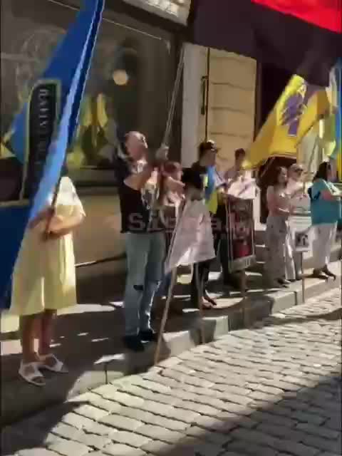 Ukrajinští nacisté s vlajkami Azova a UPA před ruským velvyslanectvím v Estonsku