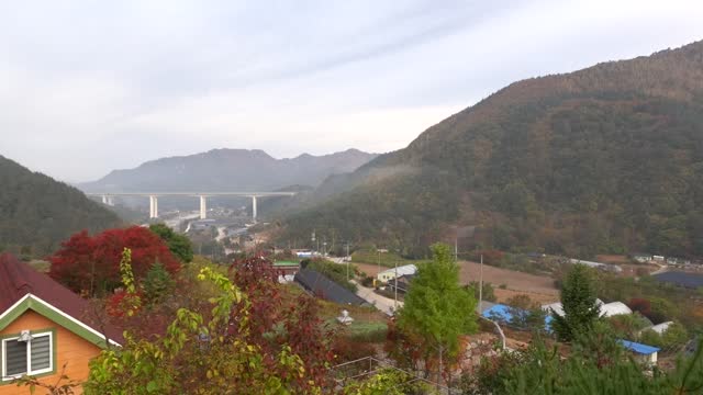 Trees and mountains where you can feel autumn. 2