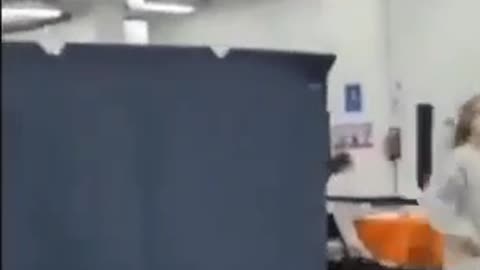 ניו יורק סיטי תושבים מסתערים על מרכז חיסונים לילדים בטיימס סקוור מגלים שריק ושהוא מנוהל בידי סינים.