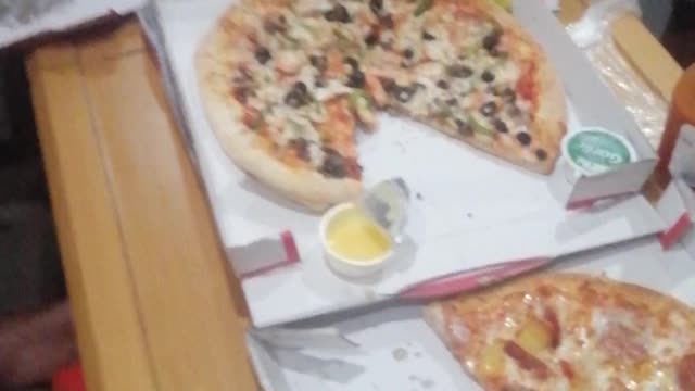 Pizza mukbang let's attack